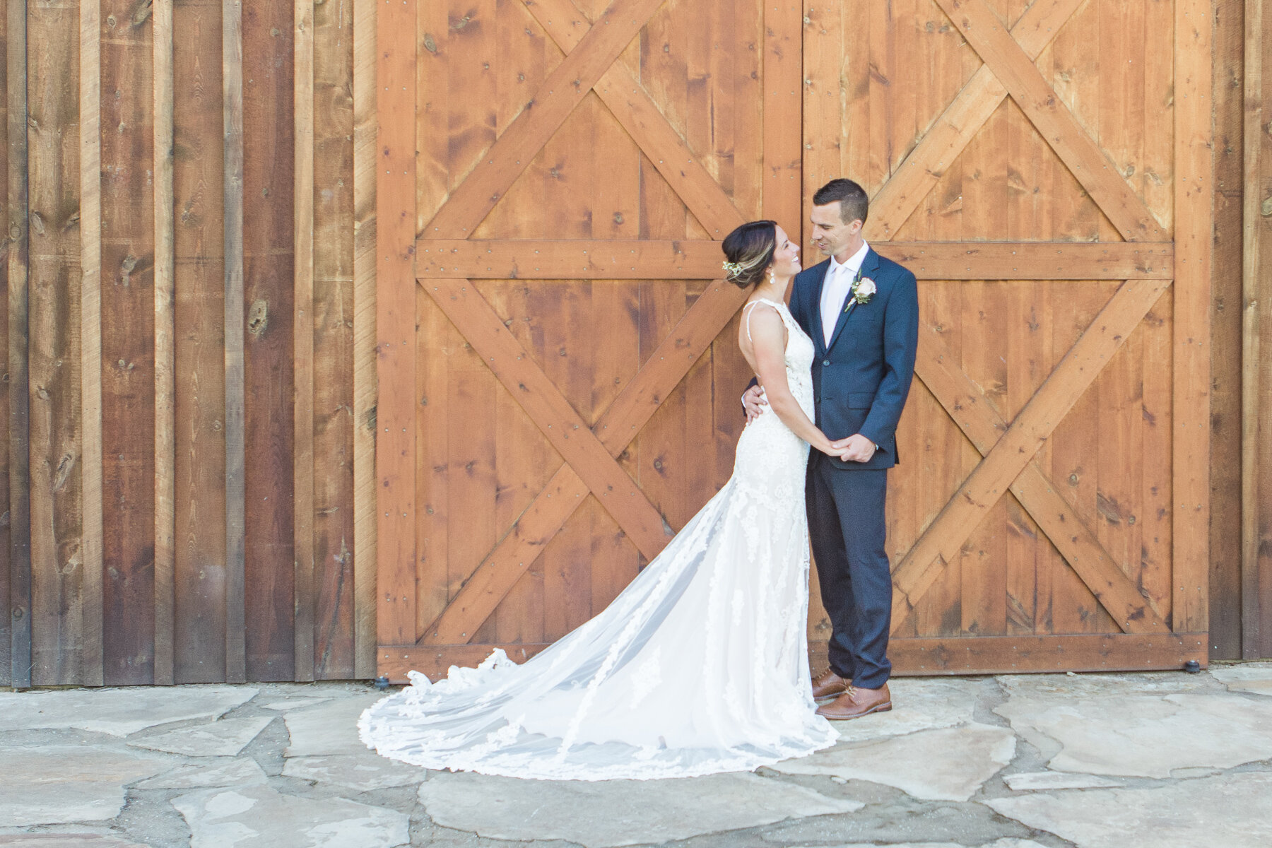 bloomfield-barn-wedding-illinois-photographers-40.jpg