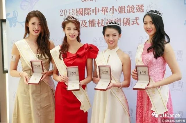 本次競賽共有十六位佳麗,其中還有去年剛榮獲“香港小姐”的熱議選手雷莊兒,但經過激烈的角逐,最後花落李思佳,說明她不僅僅只有美貌,綜合實力堪稱最優!