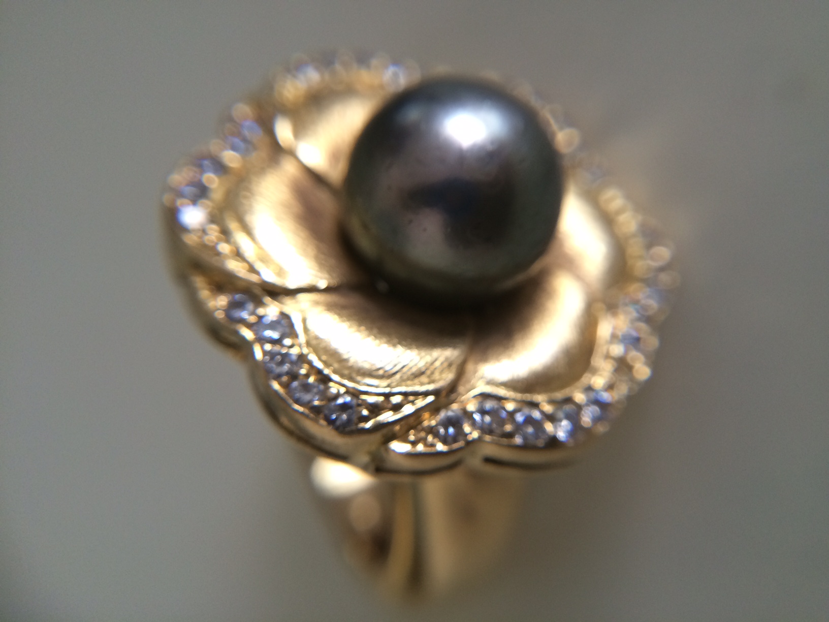  The Gumuchain Tahitian pearl and diamond ring she won at a jewelry event.&nbsp; 