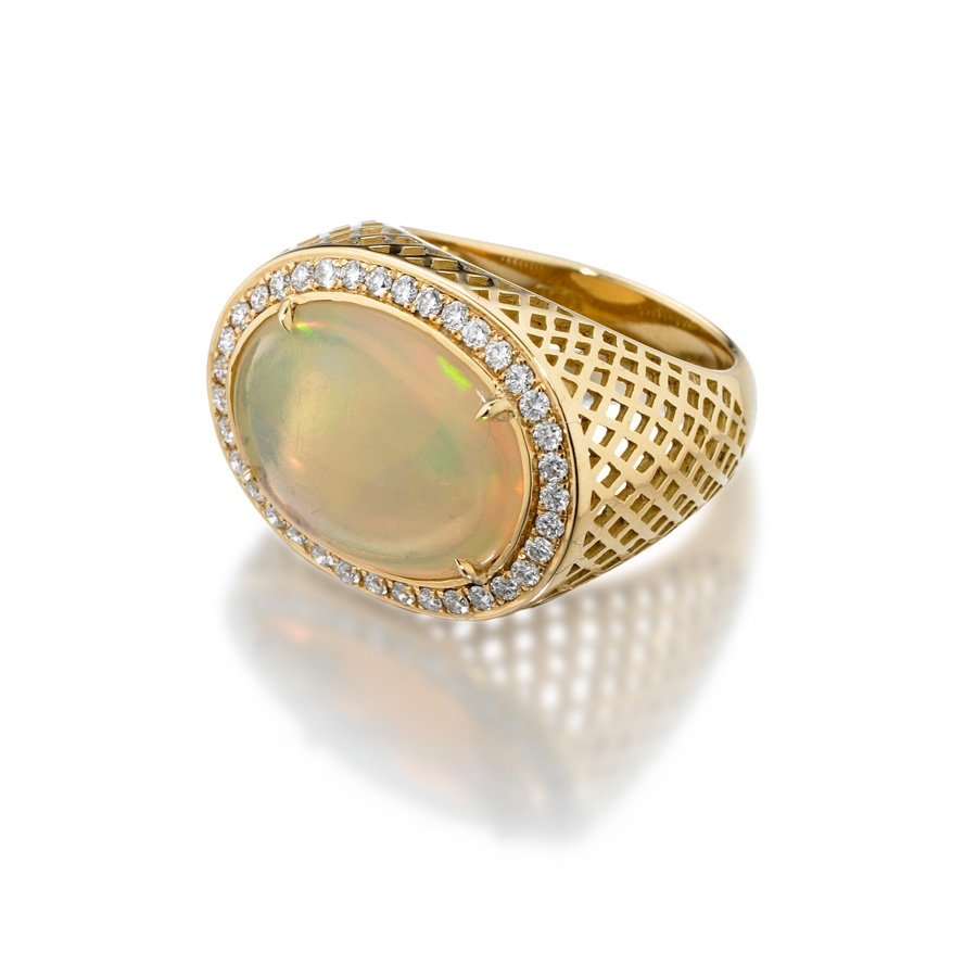  Opal ring in 18k yellow gold with diamonds.&nbsp; 