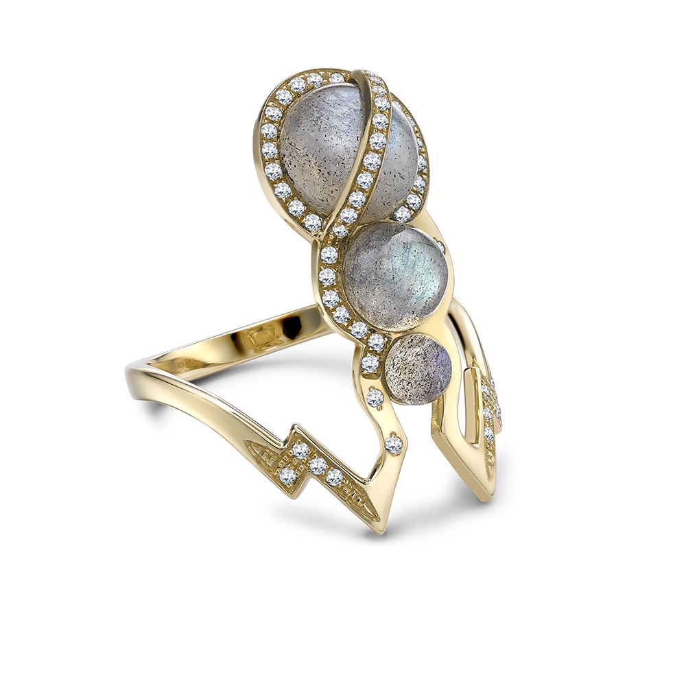 Theiya Obscura ring in yellow gold with labradorite and diamonds. 