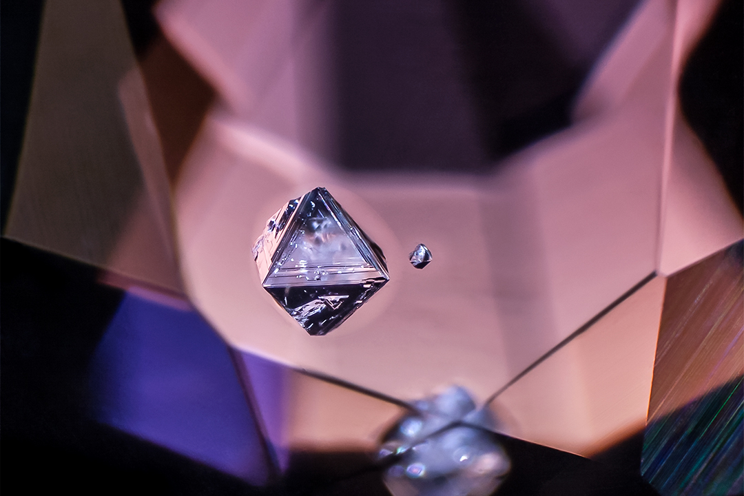 Negative crystal in spinel by @mineralien Vietnam Field of view = 2.9mm • Depth of field = 0.85mm