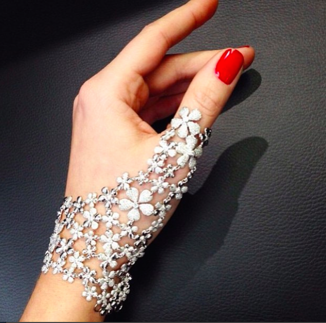  The white diamond flower mitten that is currently at the top of our wishlist.&nbsp; 