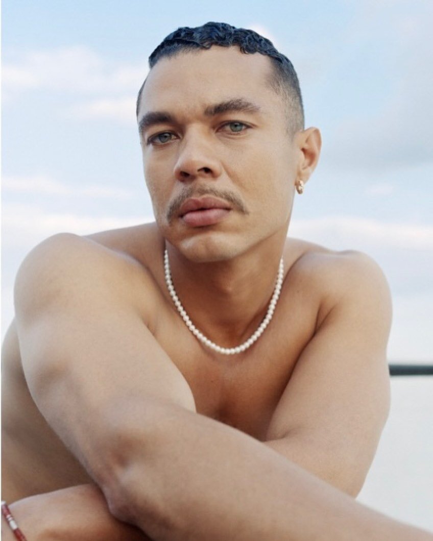 DEFINITELY not sick of seeing gorgeous men in gorgeous #ffrsquad jewels. In the September 2022 issue of @esquire, @ismaelcruzcordova wears a selection of necklaces by @mateonewyork and a 22k gold knife edge band by @harwellgodfrey. 🤤