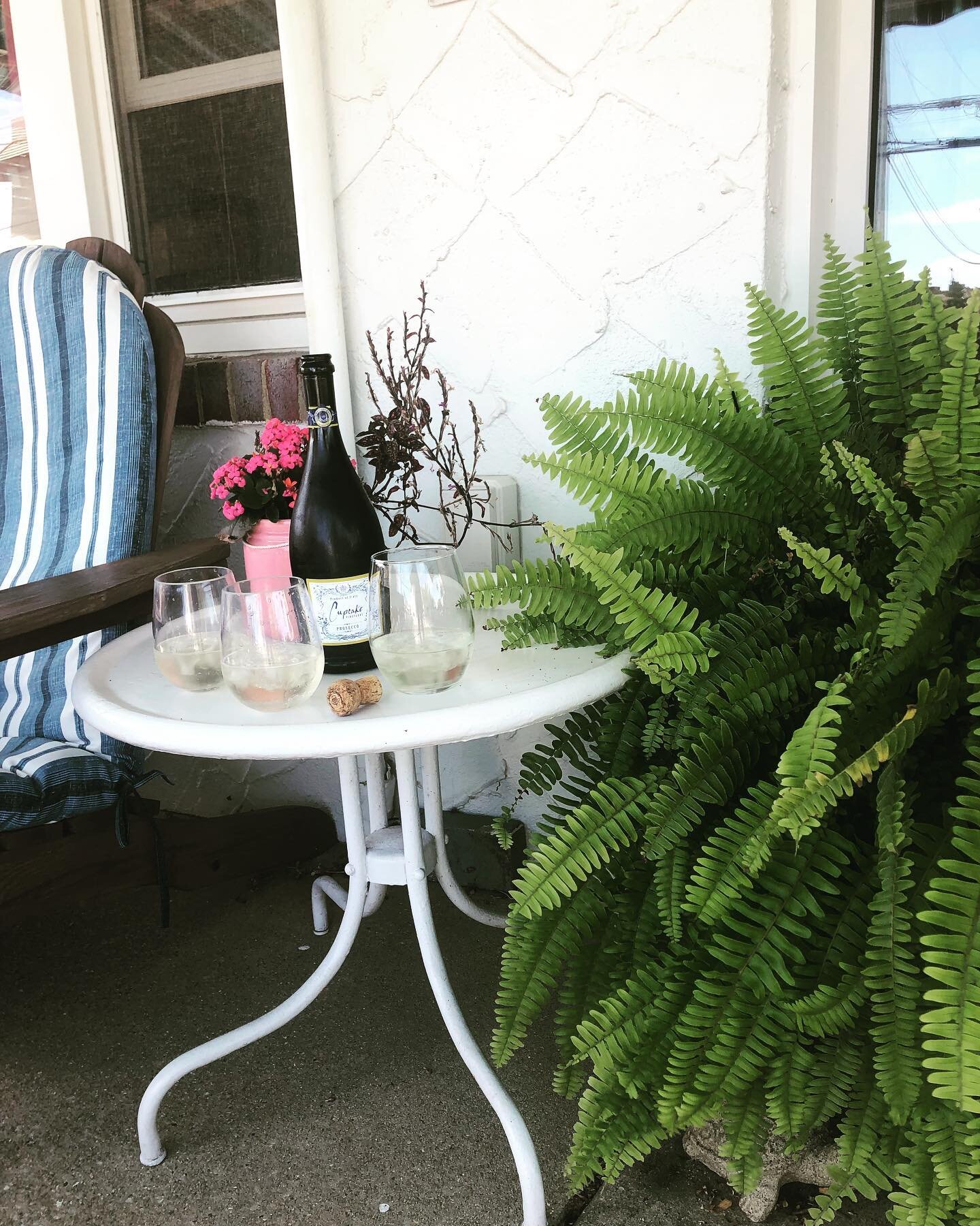 Summer is for Prosecco on the porch. #porchlife #bestofocnj #islandlife #zennethmanorinn #cocktails #airbnbsuperhost #ocnj #ourbeachhouseisyourbeachhouse #boutiquehotel