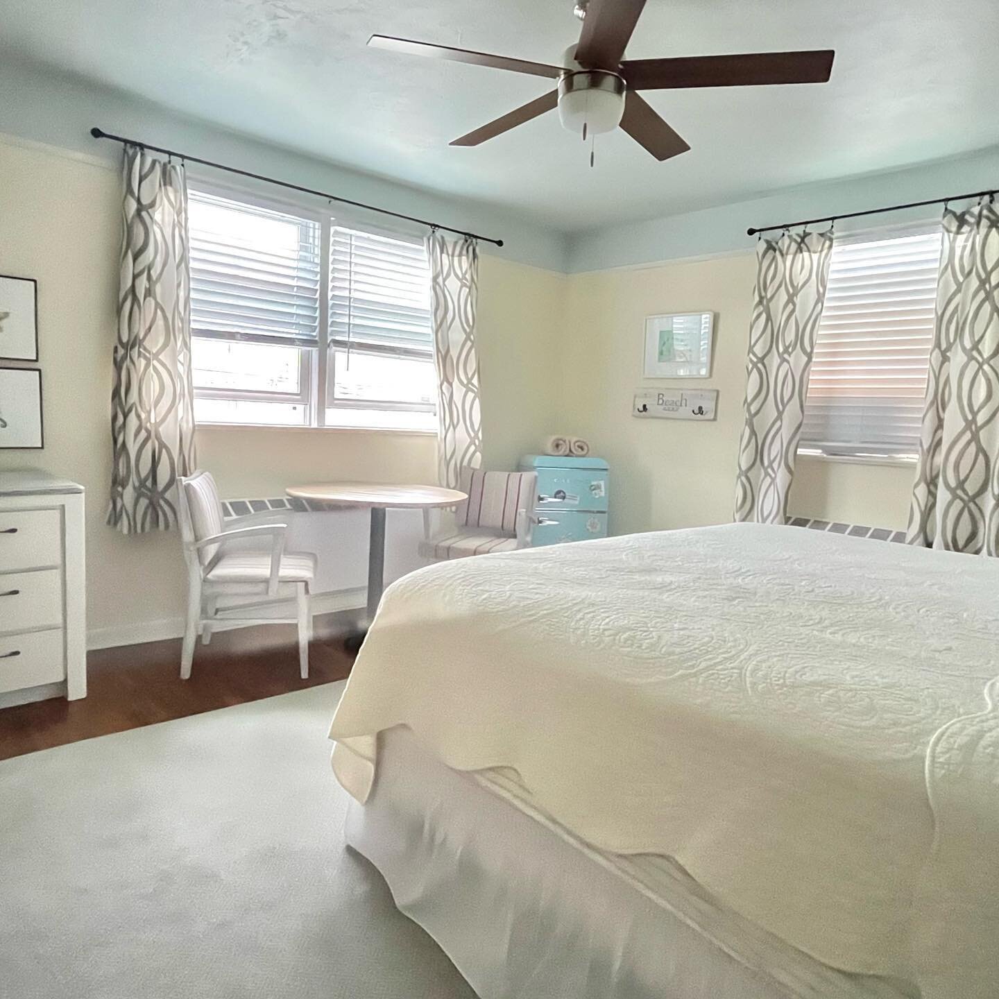 Our Corner King rooms are full of #vintagestyle . . .  #zennethmanorinn #since1950 #ourbeachouseisyourbeachhouse #classicocnj #ocnj #boutiquehotel #airbnbsuperhost #bestofocnj #vintagecharm #cornerking #boutiqueaccommodationlaidbackstyle