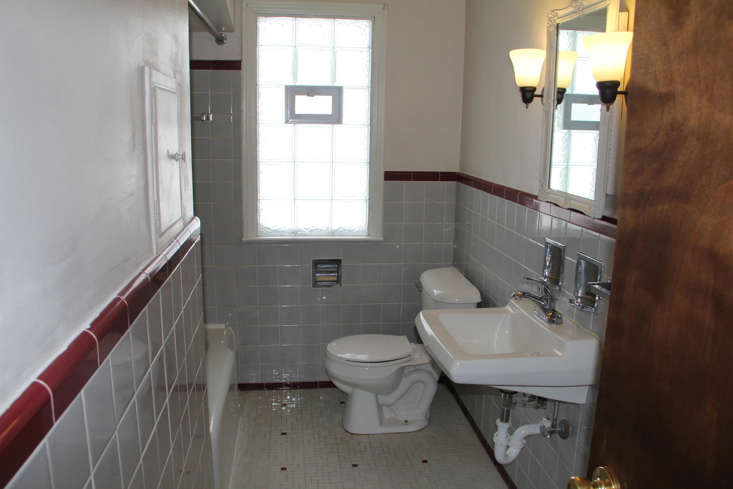 5200 Lodewyck bathroom (downstairs) 1.jpg