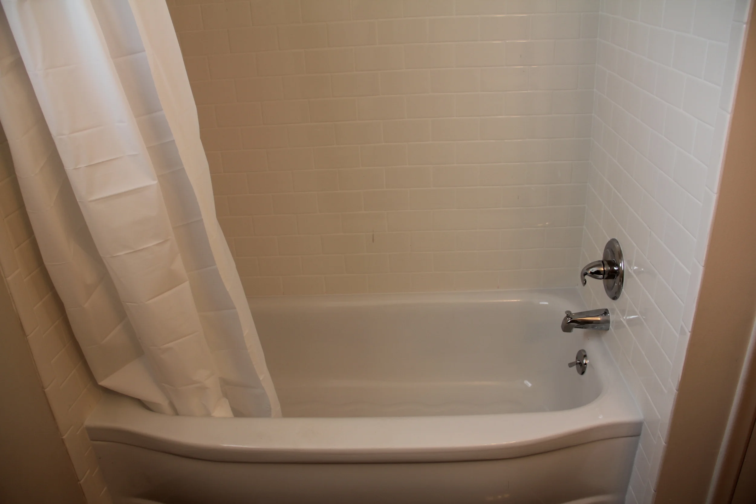 master bathroom tub.JPG