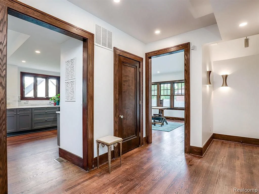2915 Seminole Foyer2.jpg
