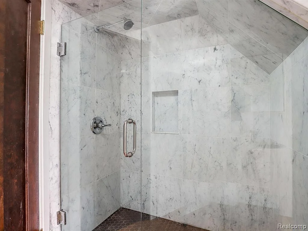 2915 Seminole Shower.jpg
