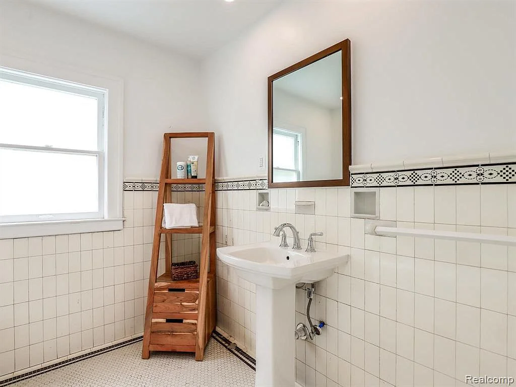 2915 Seminole Upstairs Bath2.jpg