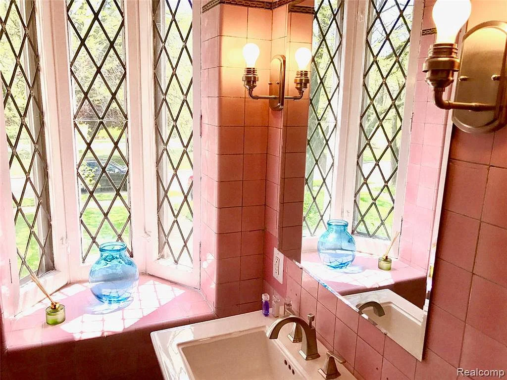 2224 W Boston Bath2.jpg