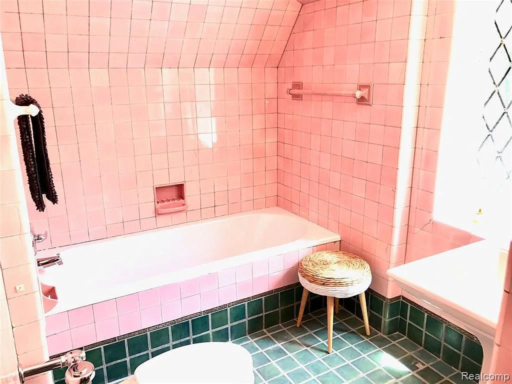 2224 W Boston Bath2_1.jpg