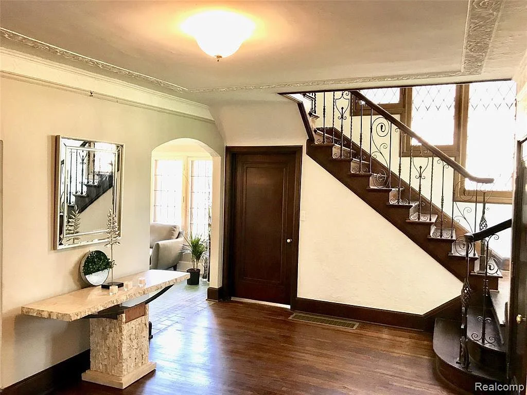 2224 W Boston Foyer.jpg