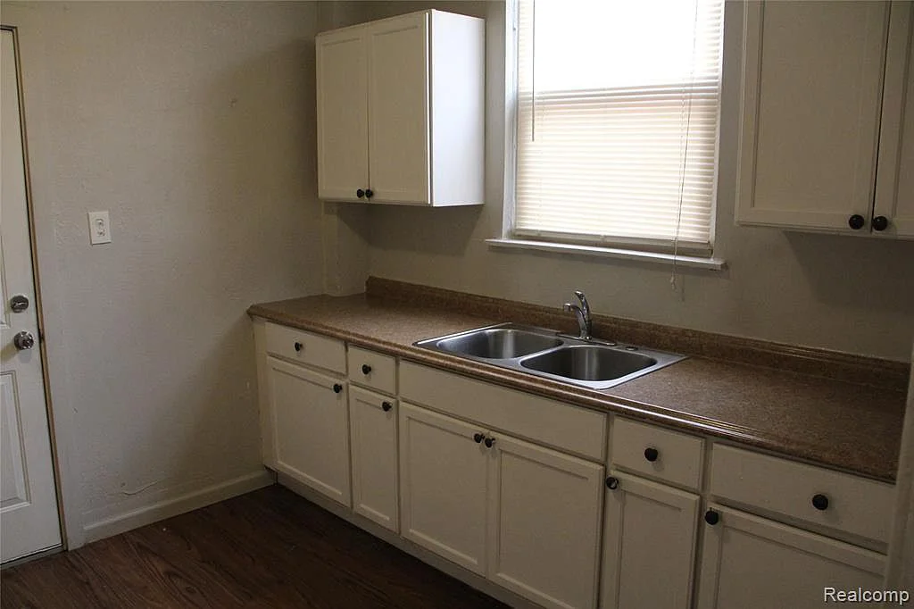 17133 Roselawn-lower Kitchen.jpg