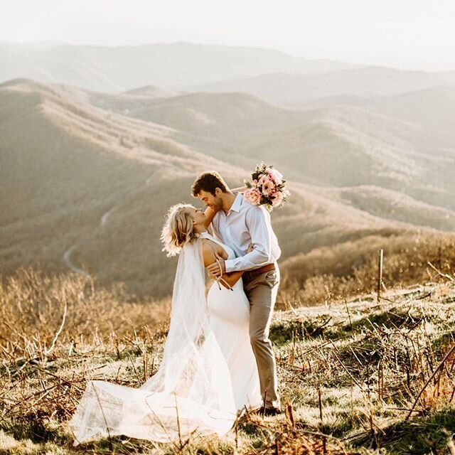 🧡GIVEAWAY TIME!!!🧡 Ray Photography Co. is teaming up with the insanely talented @reed_and_rye to give away a DESTINATION ELOPEMENT anywhere in the WORLD and the bouquet of your dreams!!!
⠀⠀⠀⠀⠀⠀⠀⠀⠀
HOW TO ENTER THE ELOPEMENT + BOUQUET GIVEAWAY:
⠀⠀⠀⠀