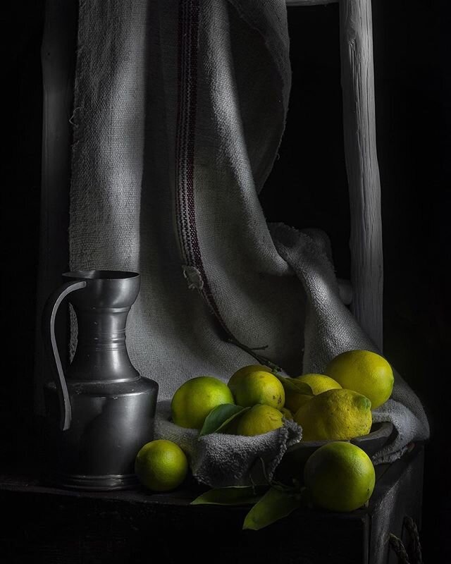 Lemons 
#lightpainting #paintingwithlight #sculptingwithlight #tabletopphotography #tabletopphotographer #stilllifephotography #lemons