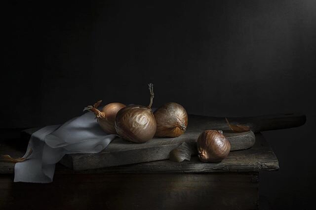 Onions | Cebollas | Sibuyas
#sculptingwithlight #lightpainting #stilllifelightpainting #stilllifephotography #tabletopphotography #onions #nikonD7200