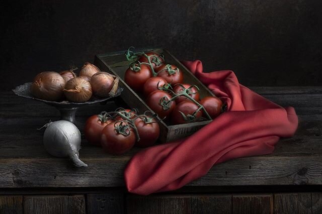 Garlic, Onions and Tomatoes. 
One of the few images I captured applying the methods I have learn so far from my one-on-one session with @haroldross_sculptingwithlight. Learning Harold&rsquo;s Sculpting  with Light Methods is a dream come true. #sculp