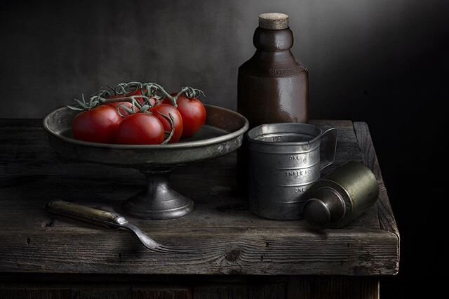 Tomatoes. 
#sculptingwithlight #lightpainting #paintedwithlight #haroldrossstudent #fineartstilllife #stilllifephotography #tomatoes #tabletopphotography