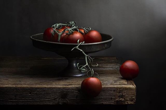 Edgy Tomatoes
#sculptingwithlight #lightpainting #paintedwithlight #haroldrossstudent #fineartstilllife #stilllifephotography #tomatoes #tabletopphotography