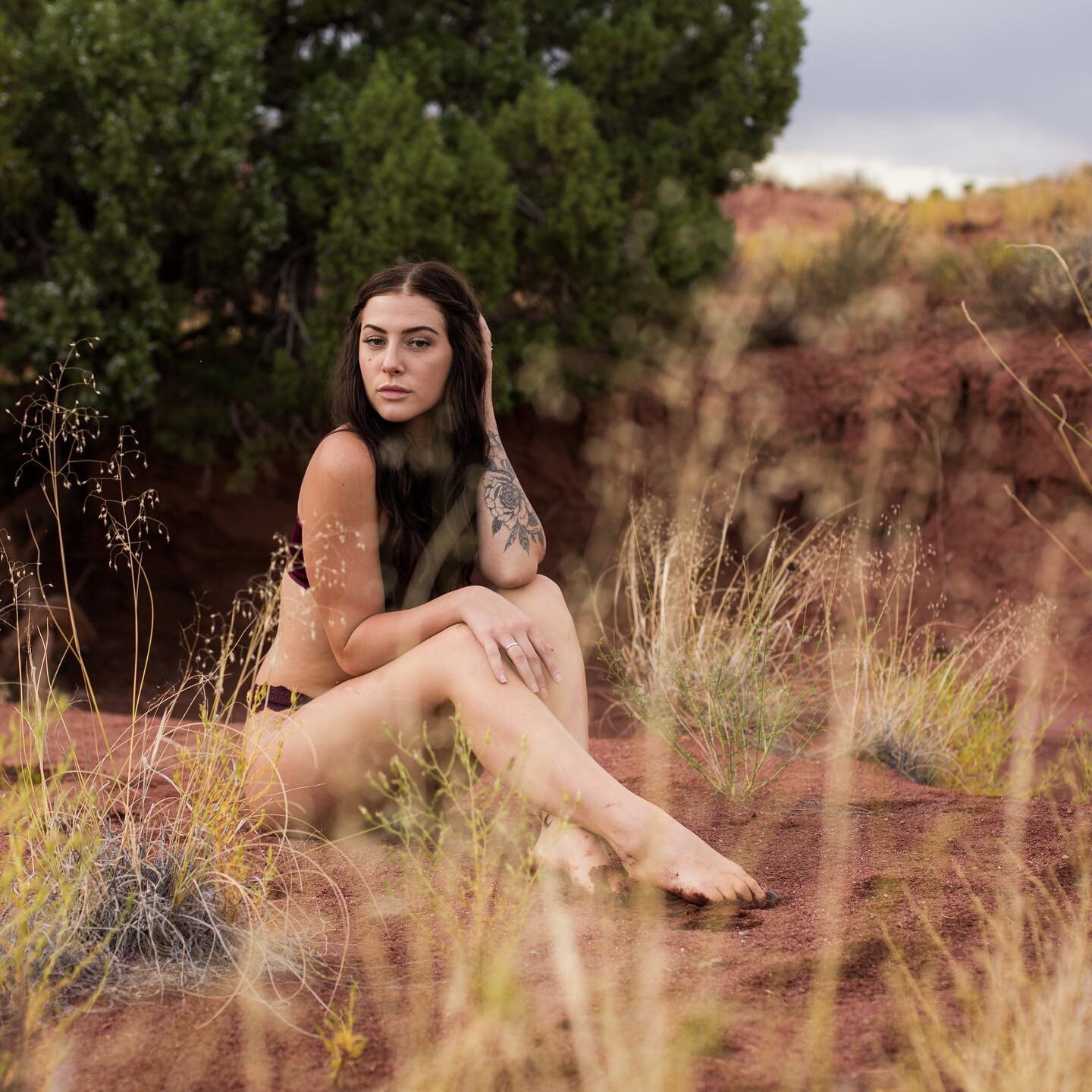 The best season for outdoor boudoir sessions is almost at an end. I&rsquo;ve got a couple dates left for this month if you really want to get your panties dirty! 😜 @jaeda.ezra 
.
.
.
#boudoirbykaleigh #moab #moabboudoir #kaleighwelchphotography