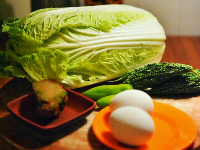 med klokka: zha-cai, kinakål, karela, grønn chilli, egg 顺时针:榨菜,大白菜,苦苦的苦瓜,青椒,鸡蛋