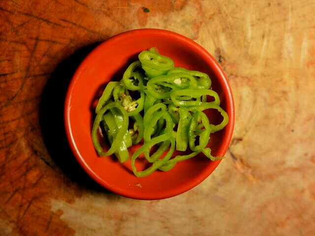 kutt chilli i tynne ringer 青椒切花儿