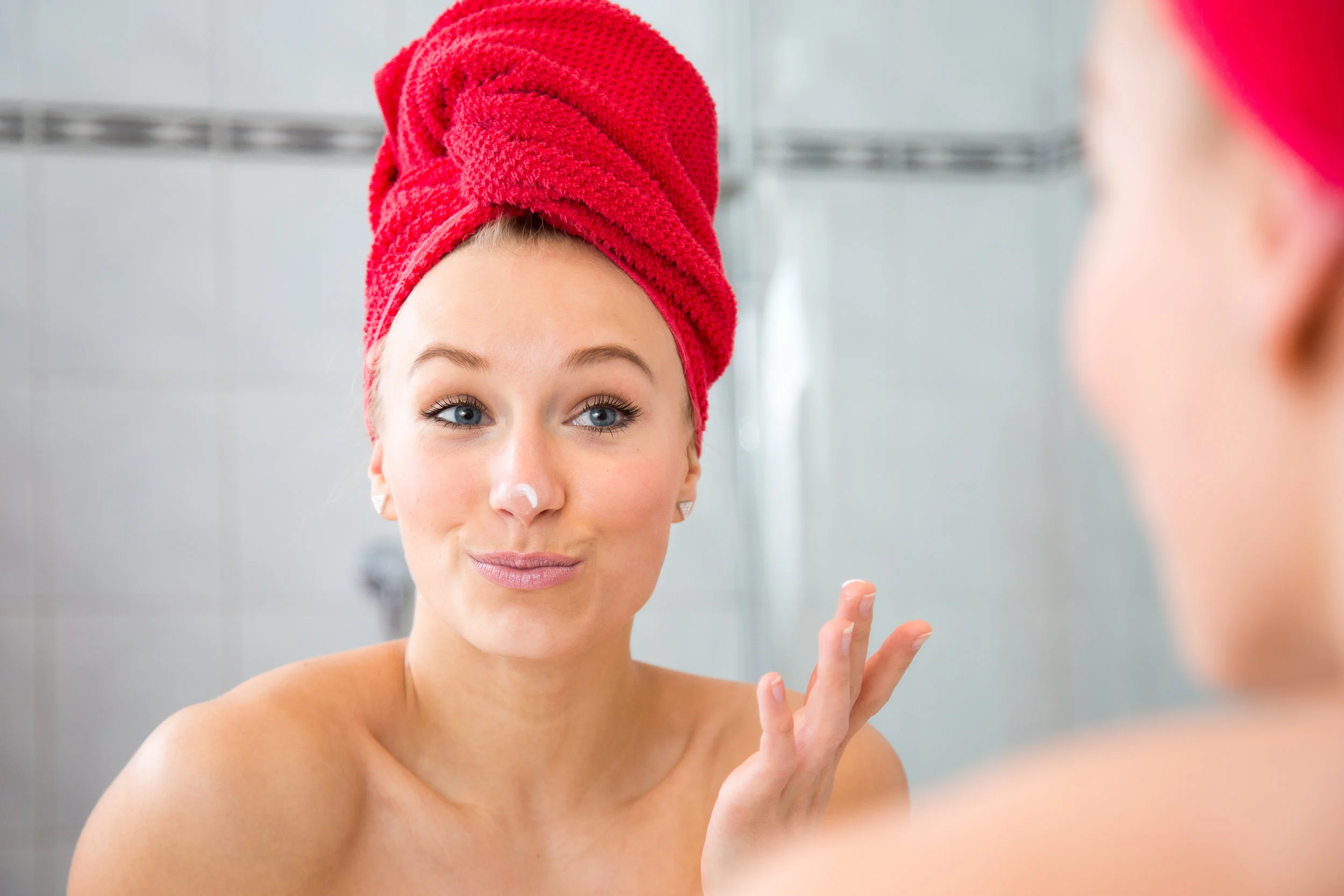 Прикрылась полотенцем. Девушка с полотенцем на голове. Красное полотенце на голове. Женщина в Красном полотенце