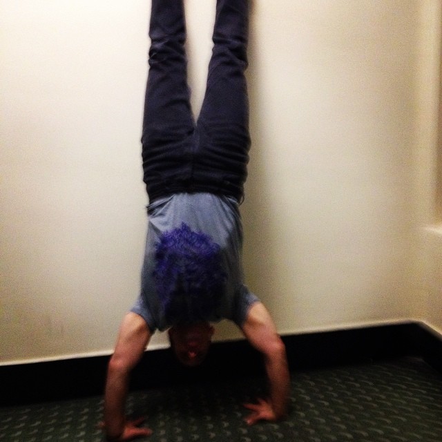 Evening handstands on my day off #handstands #bodywieght #health #fitness #strength #handstands #power #totalwellness