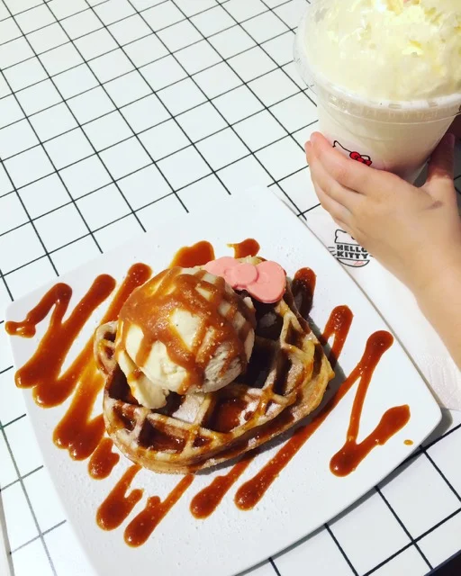 hellokittydinersydney04.jpg