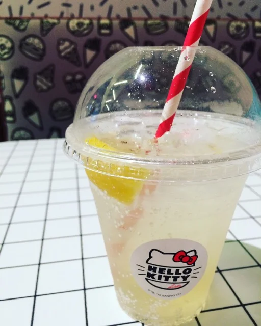 hellokittydinersydney05.jpg