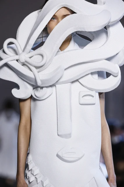 Kinga, Viktor&Rolf Haute Couture Spring/Summer 2016, Performance of Sculptures Image Credit: Team Peter Stigter