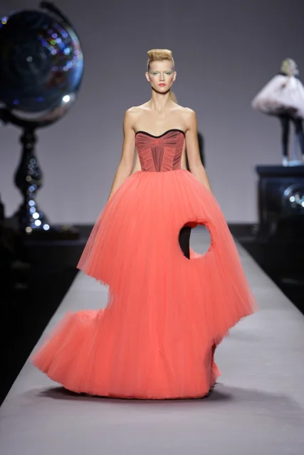 Kasia, Viktor&Rolf Ready-To-Wear Spring/Summer 2010, Cutting Edge Couture Image Credit: Team Peter Stigter