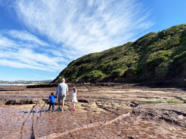 Long Reef Tessellated Tiles close to cliff - Photo Credit: @busycitykids