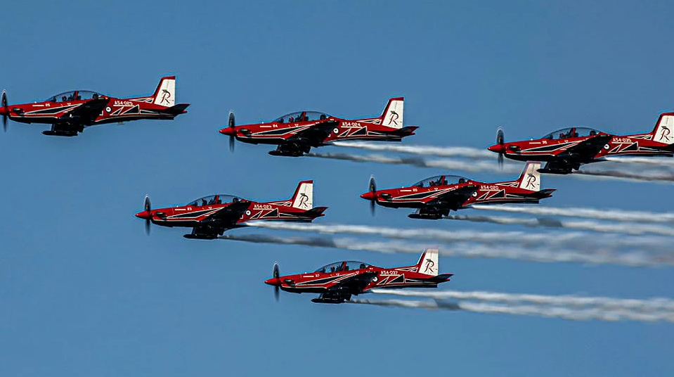 Air Force Roulettes flying display over Sydney Harbour