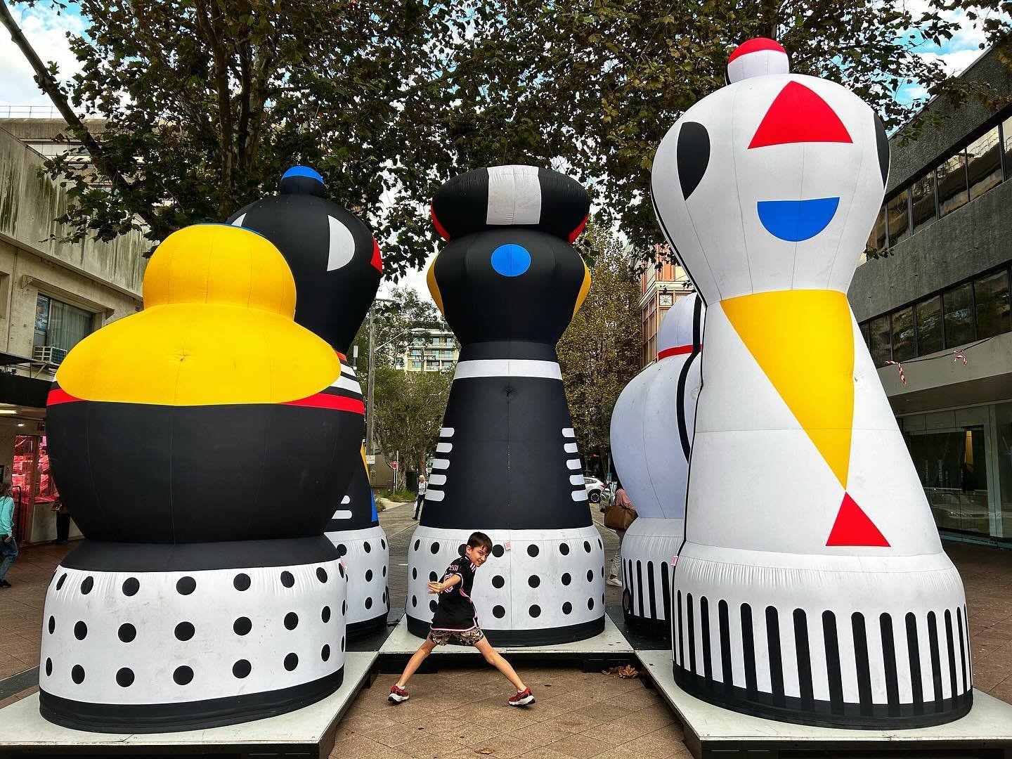 #sydney Checkout Chess &lsquo;checkmates&rsquo; around Chatswood CBD until 19 May. Grab a selfie, learn some moves &amp; strategies, take on challengers and play giant chess on the concourse. @theconcoursechatswood @chatswood_nsw #chatswood #chatswoo