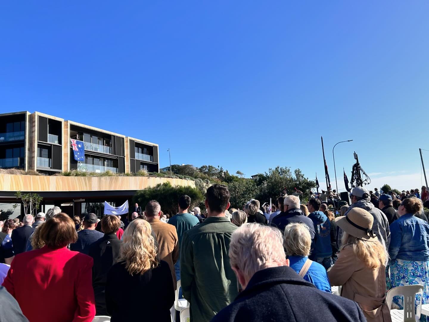#sydney A great service at the @harborddiggers today run by @mountiesgroup. Locals paying their respects and reflecting on the contributions of past and present servicemen and women, who have made the ultimate sacrifice for their country. A march, wr