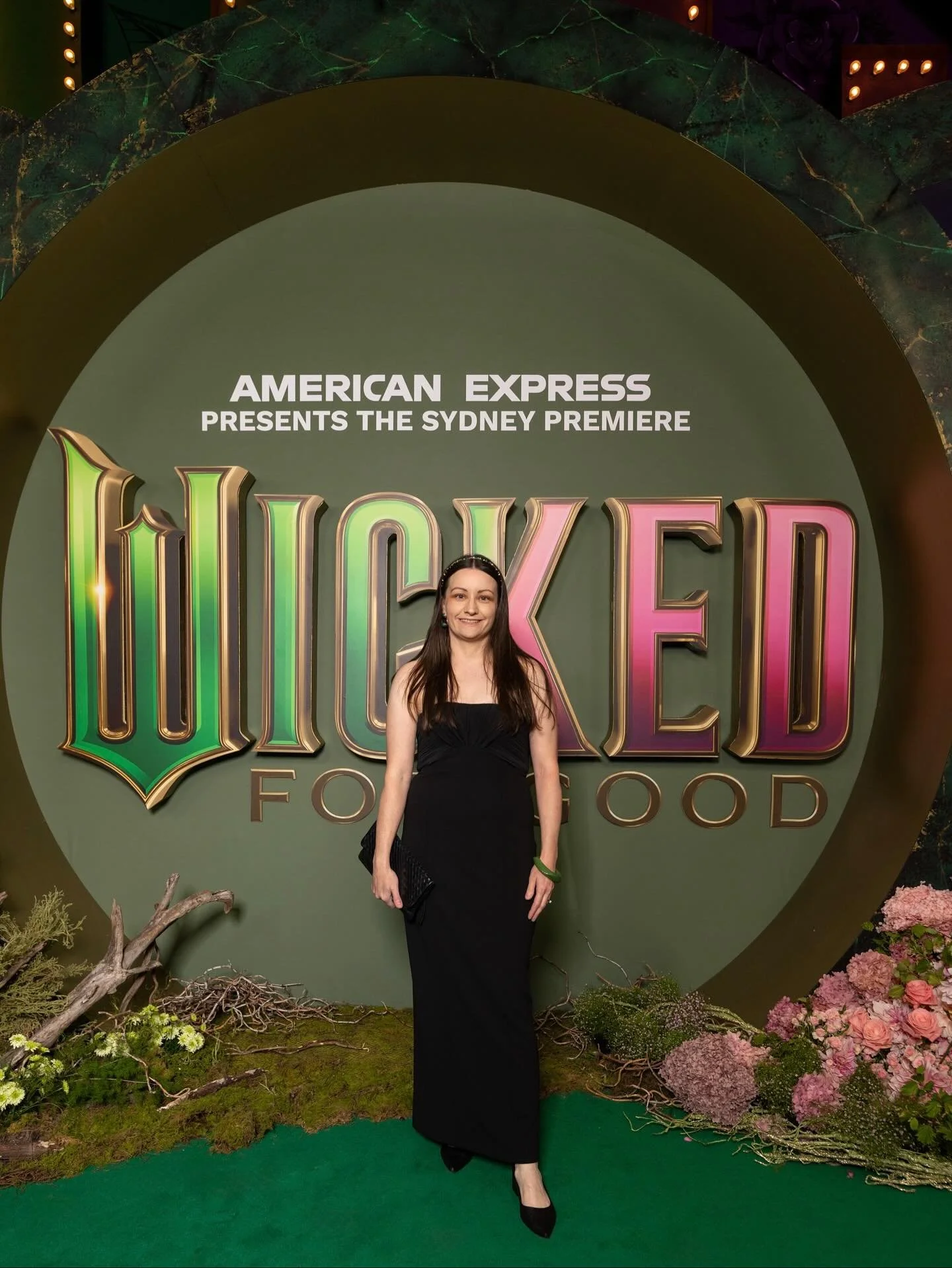 REVIEW &ndash; Wicked: For Good Sydney Premiere &amp; Movie Review💚🩷 I had the most magical night at the Wicked: For Good Sydney Premiere last week with @chamellephoto! I went for glam with hints of emerald green and gold and I&rsquo;m still glowin