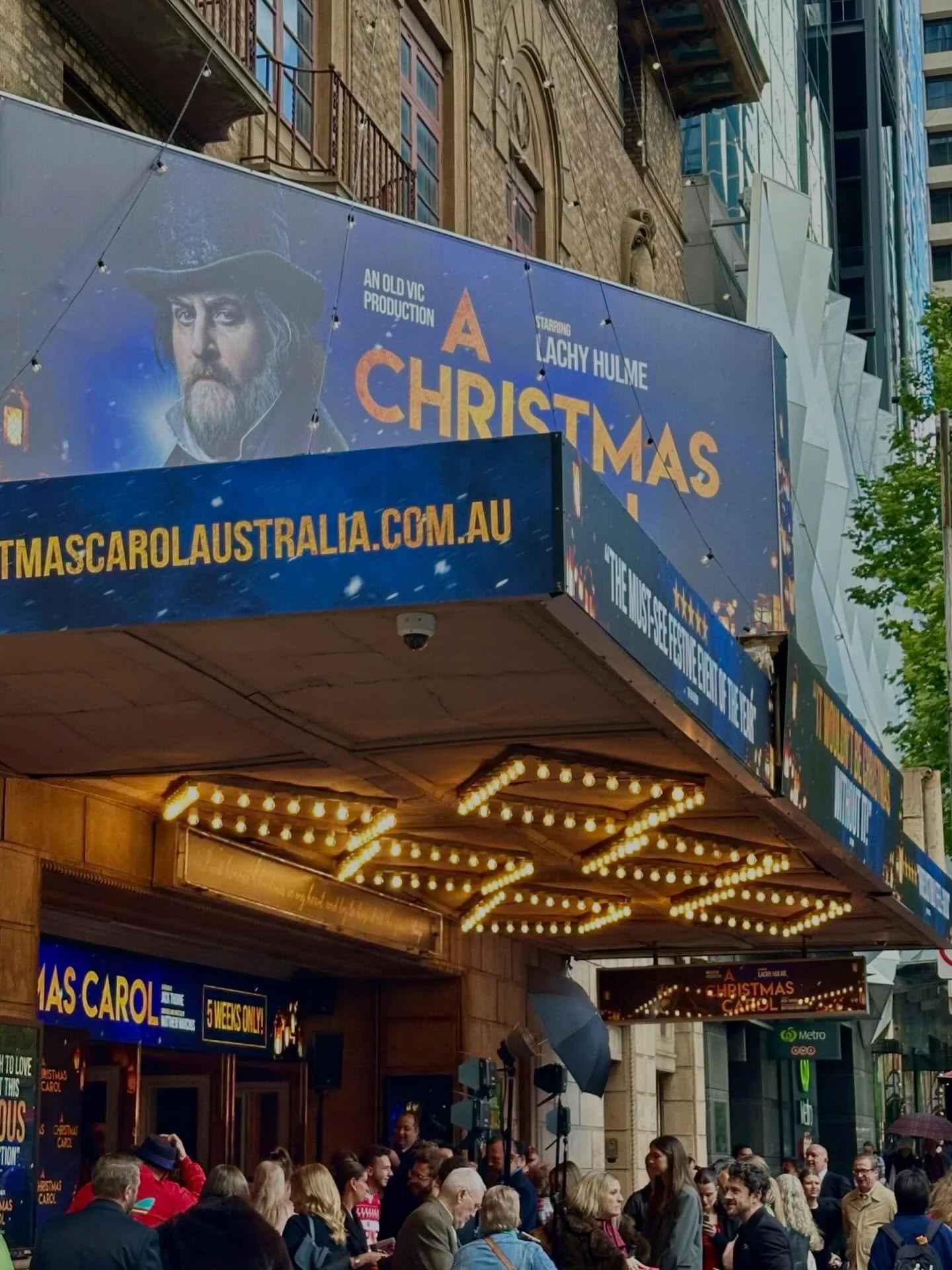 #melbourne REVIEW - A Christmas Carol at the Comedy Theatre - on until 24th December 🎄. Renata and her daughter headed to the @comedy_theatre for the opening night of @christmascarolau this week and had the most wonderful time, here&rsquo;s their re