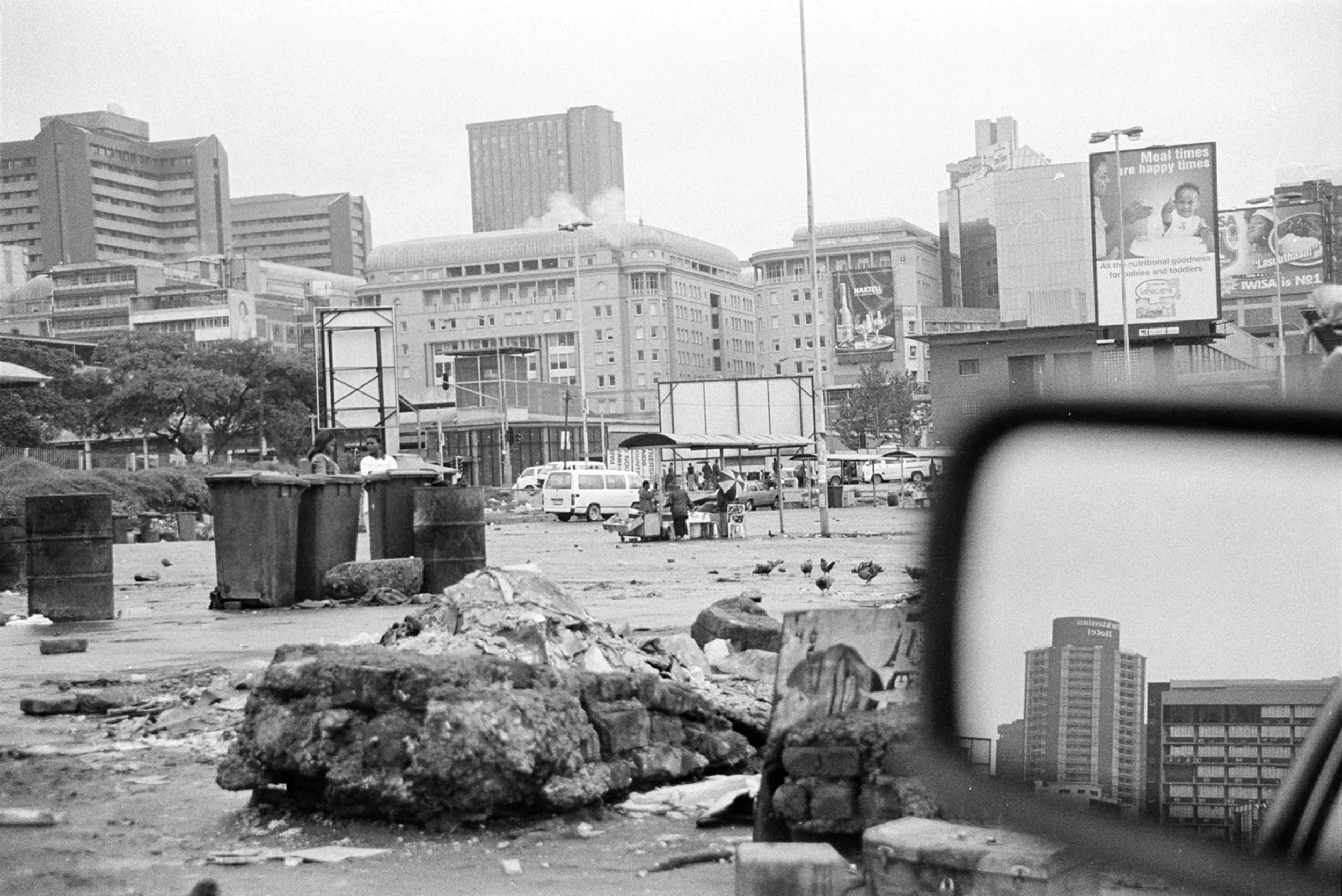Andrew Tshabangu, City informal Trading Place, 2004, courtesy Galerie Seippl Köln Johannesburg.jpg