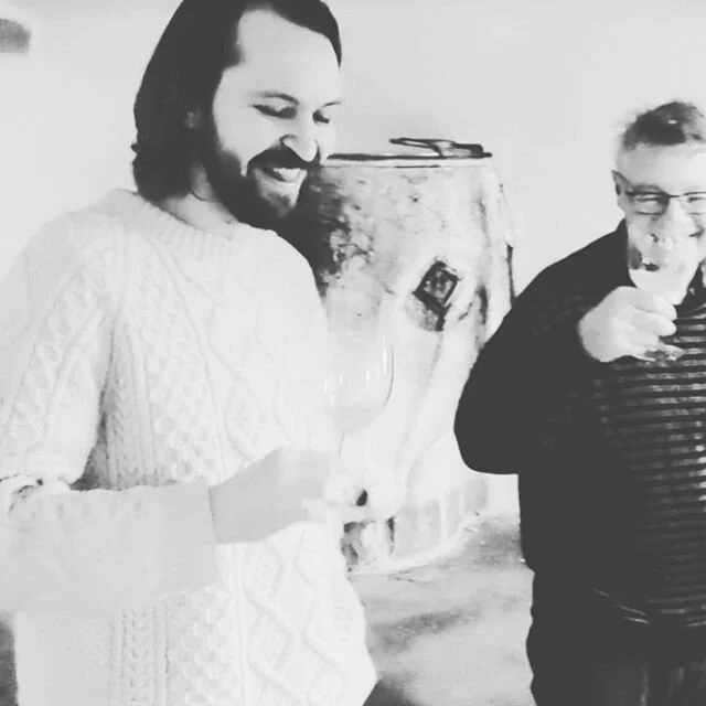 Vi smager porse øllen til. 
Det tager lidt tid at lave en Bøgedal Porse Først skal porse plukkes, så bliver  raklerne lagt i et glas med alkohol. Glasset rystes godt og stilles til side et mørkt sted. efter 3 måneder filtreres raklerne fra. 
Nu kan porsen tilsættes den øl vi har valgt som base. Det gør vi ved at smage os frem. Lidt porse af gangen indtil den er perfekt.
Porse øllen er lavet på basis af vores Bøgedal Nectar, fordi den ikke er for bitter og derfor giver plads til bitterheden fra porsen. 
Bøgedal Porse er en lys ale med en floral aroma, nøddesmag af porse og en afsluttende porse bitterhed. Den sidder lige i skabet til en sildemad. 
Hvis du vil lave snaps er det samme procedure, men smag på  snapsen undervejs. Alt efter hvornår du har plukket dine rakler kan snapsen blive meget kraftig inden der er gået tre måneder.  Forårs rakler (med pollen) giver en anden smag end efterårs rakler. Når den rammer en smag du finder behagelig, så stopper du bare trækkeprocessen. Eller du fortryder snapsen med Brøndum til den passer til dig.

#boegedal #artisanbeer #øl #danskøl #beer #vintagebeer #gravitybeer #godtøl #fritfaldsbryggeri #gravity #manmade #håndlavet #vejle #craftbeer #specialøl
#porseøl