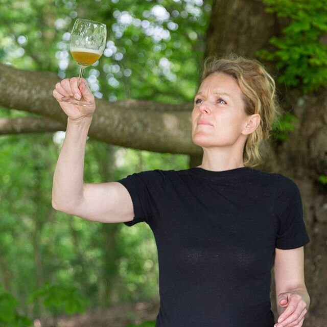 Jeg smager porse &oslash;llen til mens jeg dr&oslash;mmer om frokost i det gr&oslash;nne for&aring;r.

Det tager lidt tid at lave en B&oslash;gedal Porse F&oslash;rst skal porse plukkes, s&aring; bliver  raklerne lagt i et glas med alkohol. Glasset r