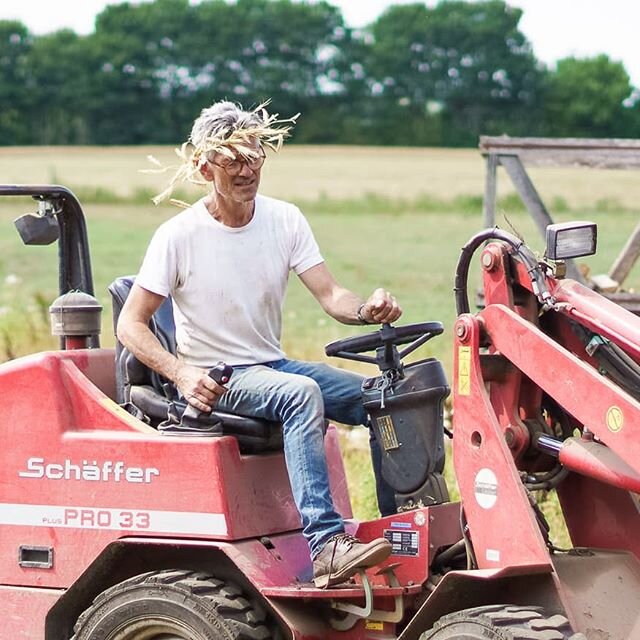 For længe længe siden mødte Casper Børge Jensen. Han er en af den slags mennesker, der er så prop fuld af informationer, at de næsten vælter over hinanden, i deres forsøg på at komme ud i verden og berige os andre.
Han introducerede Casper for RUG fra Nordisk Genebank og siden har Caspers, og dermed vores liv, ikke været det samme.

#boegedal #artisanbeer #øl #danskøl #beer #vintagebeer #gravitybeer #godtøl #fritfaldsbryggeri #gravity #manmade #håndlavet #vejle #craftbeer #specialøl #rugnordic