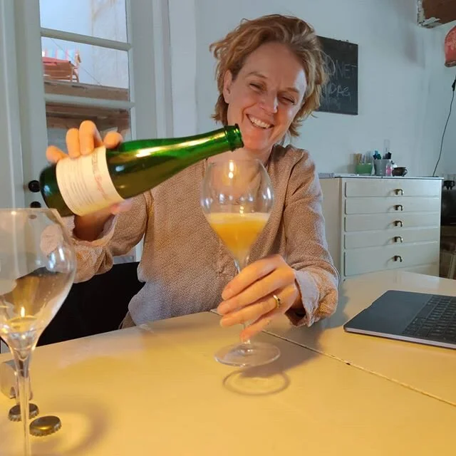 Fredag havde @aleksanderrosenberg og jeg prøvesmagning af Bøgedal Bøgedal med malt fra Nordisk Genebank. 
Den øl er Bøgedal i sin essens. 
Mark, korn, sommer, blomster, Nectar. Helt fantastisk velsmagende øl er der kommet ud fra malt som Casper Vorting selv har dyrket, høstet og maltet. 
Der er så meget liv i den øl,  at man bliver glad ud i alle kroge af kroppen.

#boegedal #artisanbeer #øl #danskøl #beer #vintagebeer #gravitybeer #godtøl #fritfaldsbryggeri #gravity #manmade #håndlavet #vejle #craftbeer #specialøl #nordiskgenbankmalt