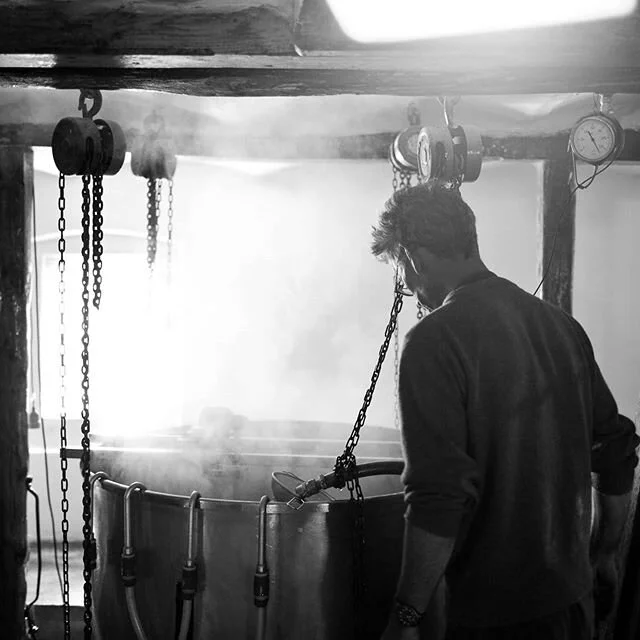 Alt er som det plejer, det regner og blæser udenfor og kl 5.20 stod Casper op til en brygge dag. 
Og så alligevel ikke. 
I dag er også en dag med ro til total fordybelse for der er INTET som forstyrrer. Casper kan stå og stirre ned i det kar lige så længe han lyst. For der er ikke meget andet at gøre i dag.

Og det er godt for øllet. Det bliver en helt fantastisk øl - det er jeg sikker på. En Old Ale som bl.a. består af 10% ældre øl der tilsættes inden gæringens start. En øl, der kommer til at indeholde øl fra før verden kendte til coronavirus og landet blev lukket ned. Og vi købte alt for meget toiletpapir.

#boegedal #artisanbeer #øl #danskøl #beer #vintagebeer #gravitybeer #godtøl #fritfaldsbryggeri #gravity #manmade #håndlavet #vejle #craftbeer #specialøl