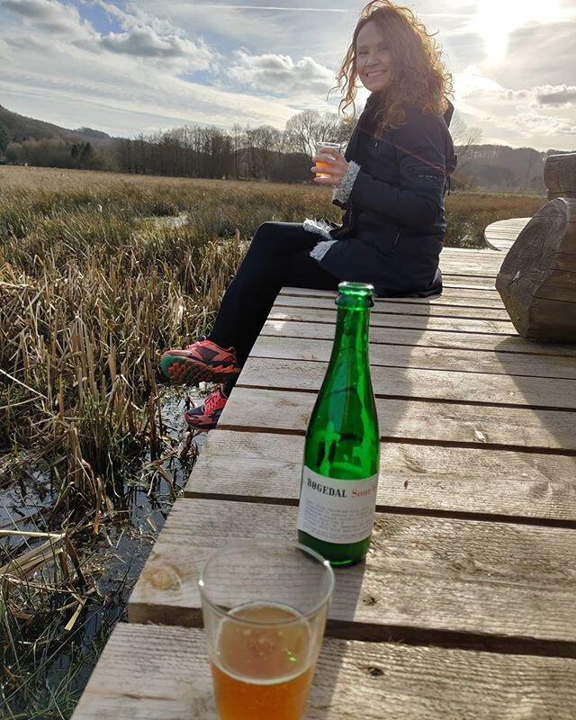 En plet i solen, godt selskab på behørig 2 meters afstand, en blå himmel og en øl. Det må sku da styrke immunforsvaret. 
#boegedal #artisanbeer #øl #danskøl #beer #vintagebeer #gravitybeer #godtøl #fritfaldsbryggeri #gravity #manmade #håndlavet #vejle #craftbeer #sourbeer