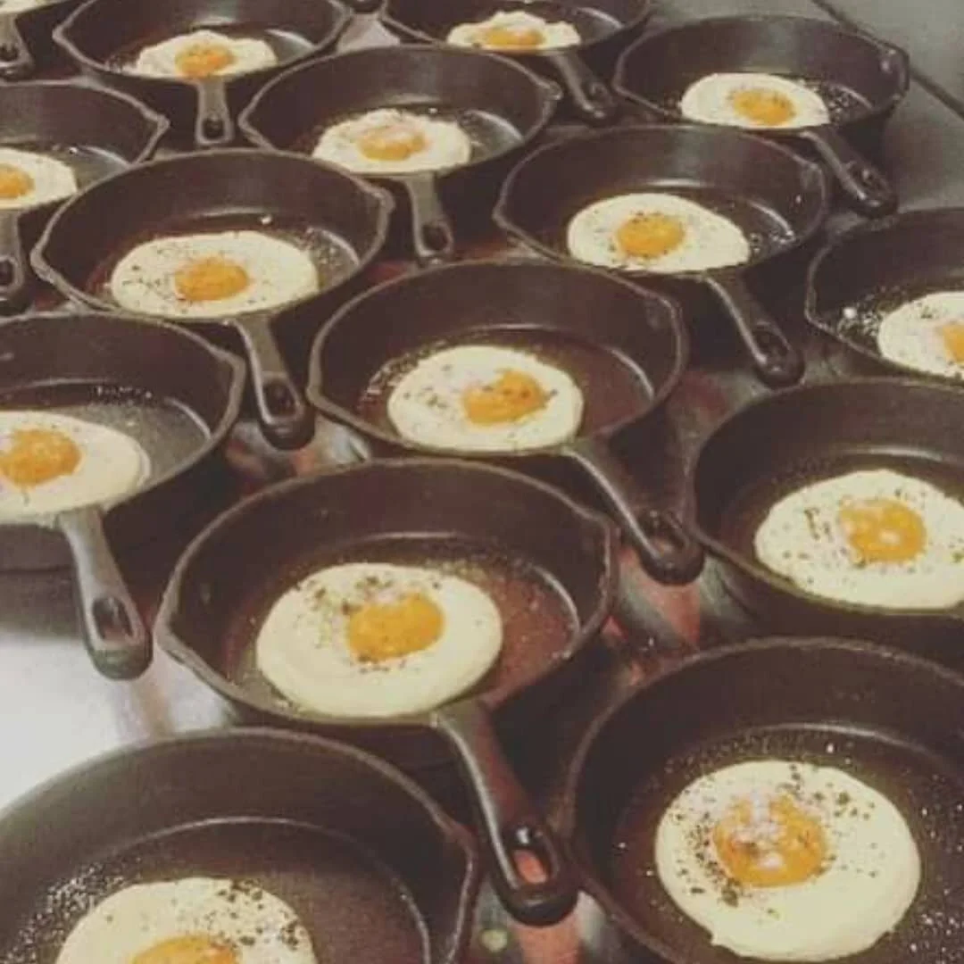 Spejl&aelig;g til dessert
🍳🍳🍳🍳🍳🍳🍳

&AElig;ggehvider lavet p&aring; ymerfromage.
&AElig;ggeblomme lavet p&aring; havtorn og &aelig;ble.
Salt lavet p&aring; hvidchokolade.
Peber lavet p&aring; vanilje, malt og b&oslash;gedals &oslash;l.

@repost