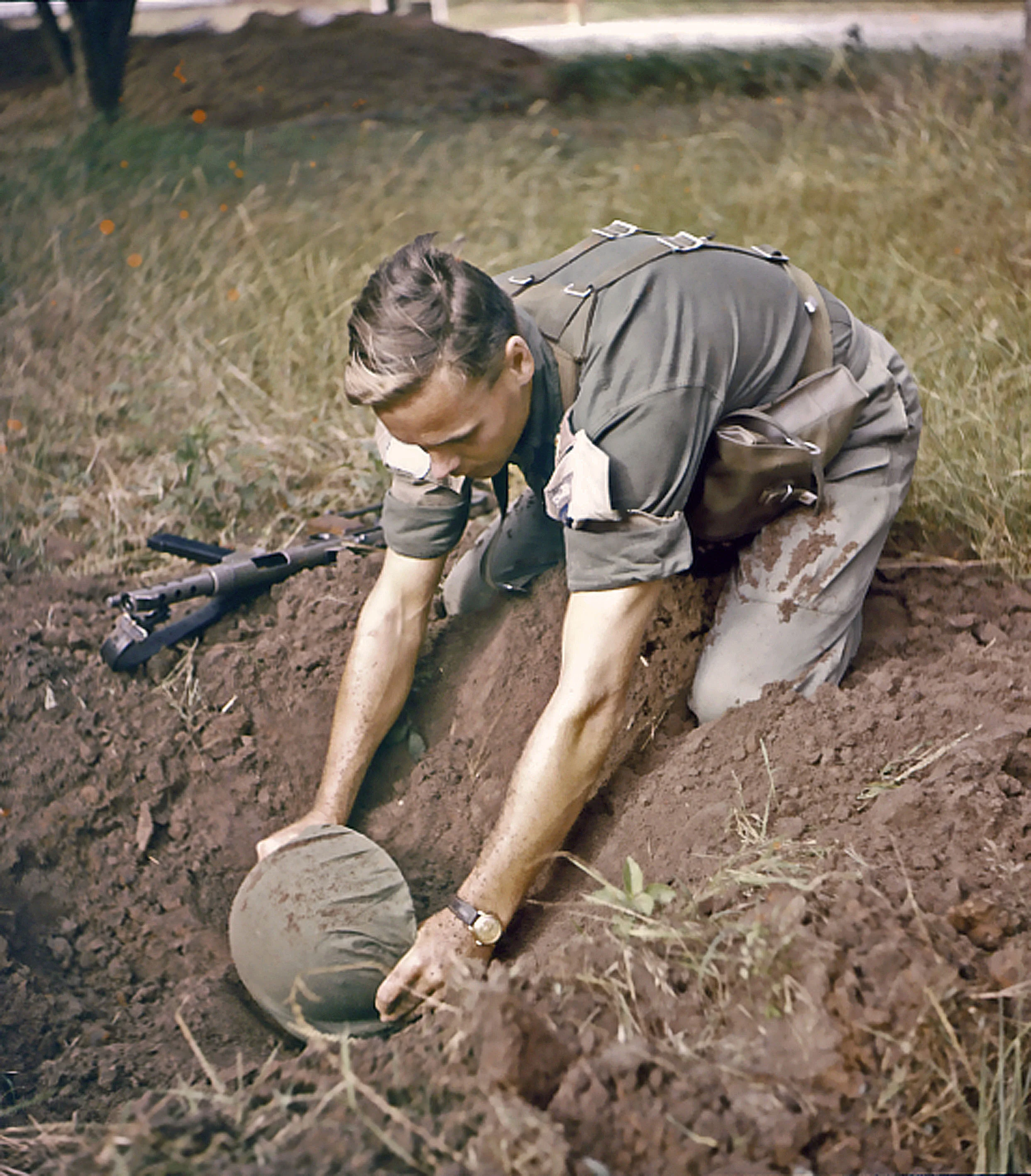  "Inga spadar, men gräva måste vi för skydd mot granatkastareld." Fotograf: Torsten Dahlén. 