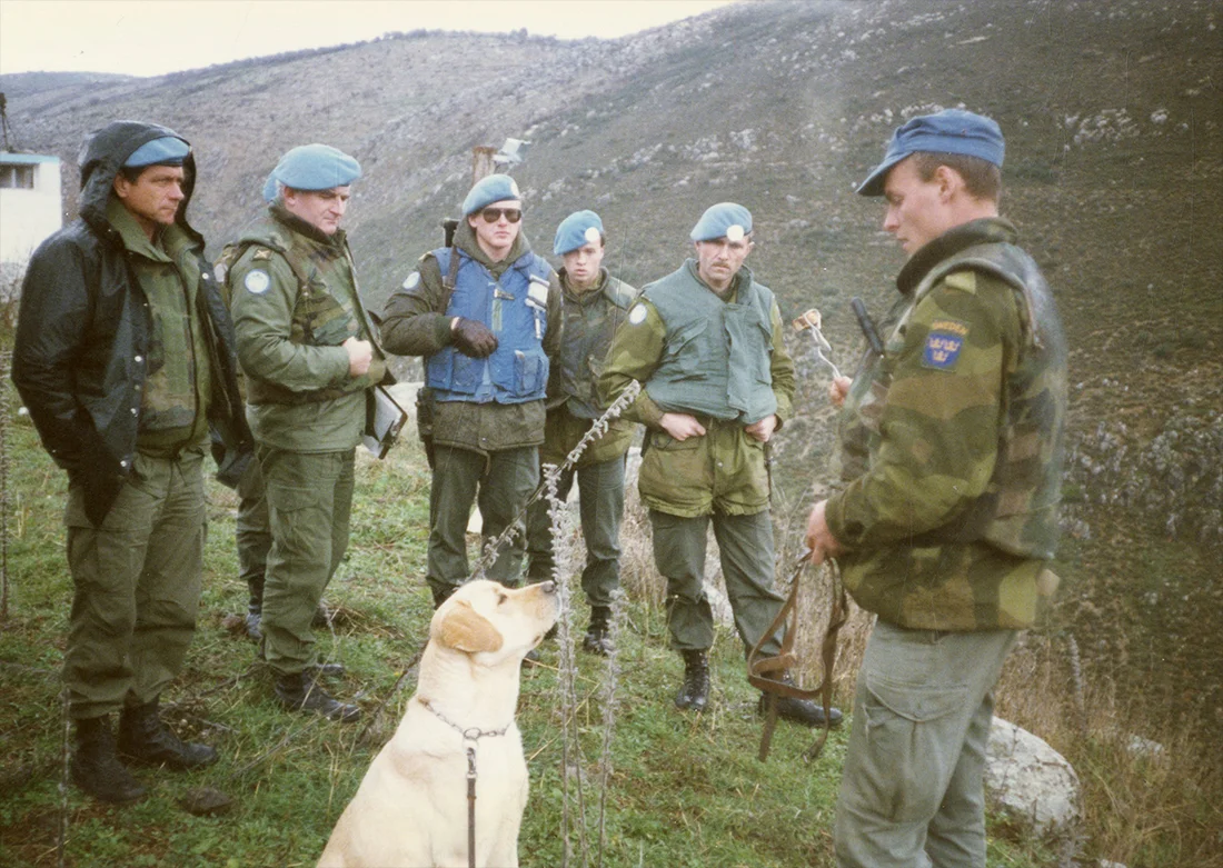 Hunden Loffe i mitten och Anders Johansson till höger